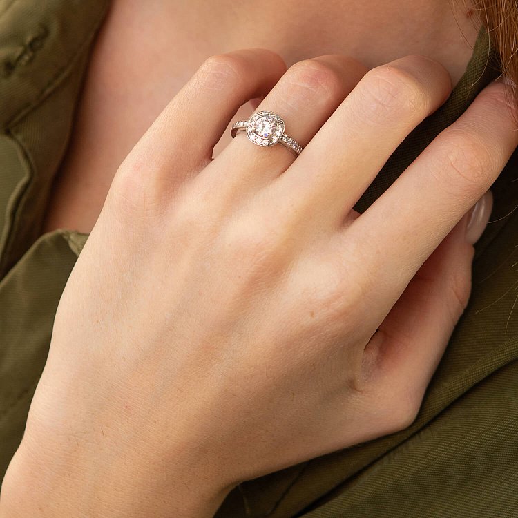 Срібна каблучка з фіанітами 773 від ювелірного магазину Онікс - 1