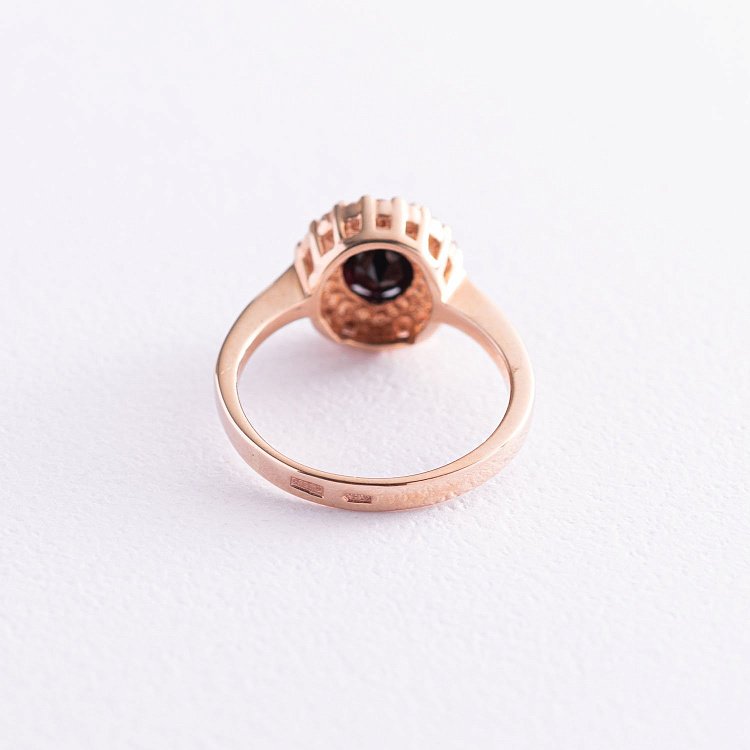 Золотое кольцо с пиропом (гранатом) и фианитами к02124п от ювелирного магазина Оникс - 2