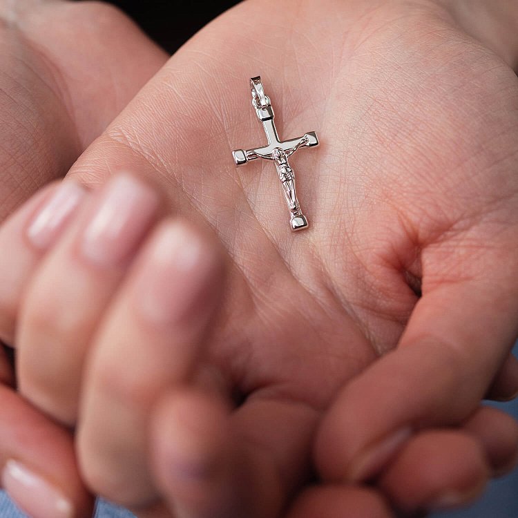 Золотой крестик с распятием п03659 от ювелирного магазина Оникс - 1