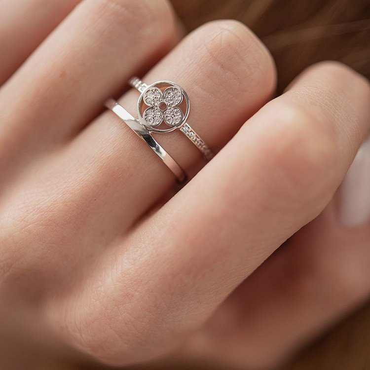 Кольцо "Клевер" в белом золоте (фианиты) к07442 от ювелирного магазина Оникс - 1