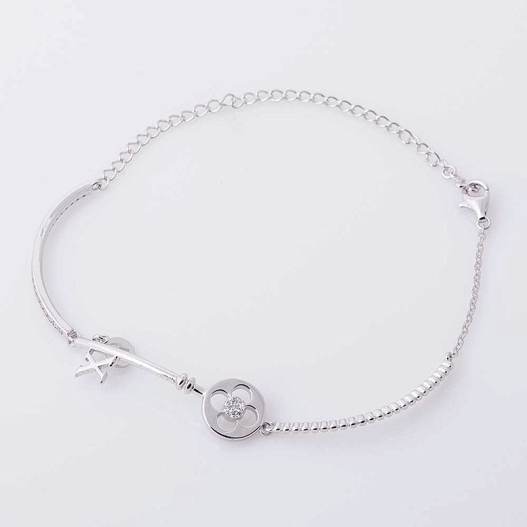 Серебряный браслет "Клевер" с фианитами 141083 от ювелирного магазина Оникс