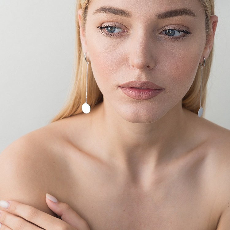 Серебряные серьги на цепочке 122396 от ювелирного магазина Оникс - 2