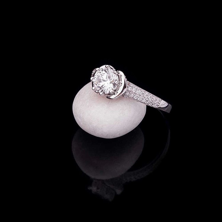 Золотое помолвочное кольцо с фианитами к04548 от ювелирного магазина Оникс - 1