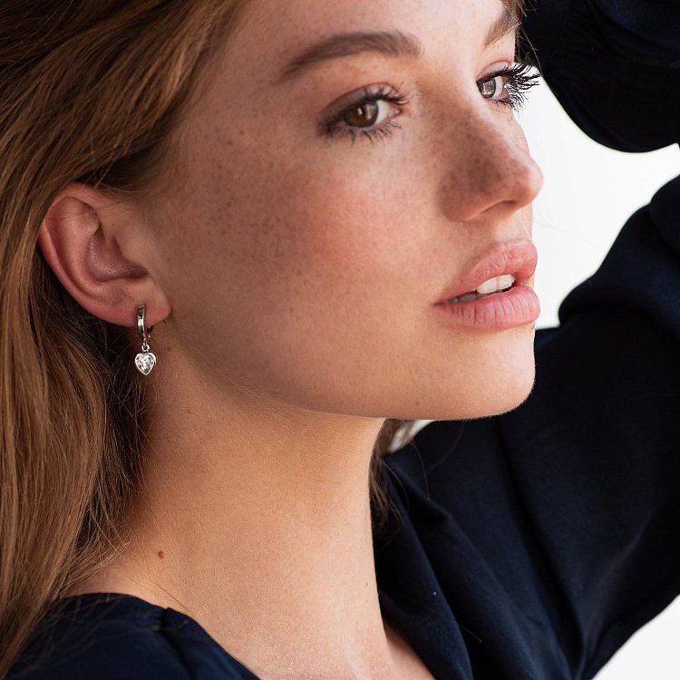 Серебряные серьги "Сердечки" с фианитами 122669 от ювелирного магазина Оникс - 1