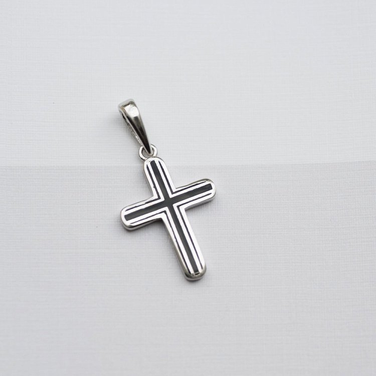 Срібний хрестик з емаллю 132642 від ювелірного магазину Онікс