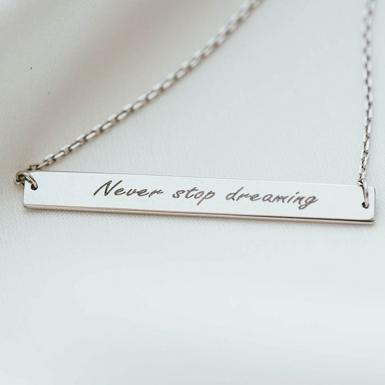 Золотой браслет с гравировкой "Never stop dreaming" б04487 от ювелирного магазина Оникс - 2