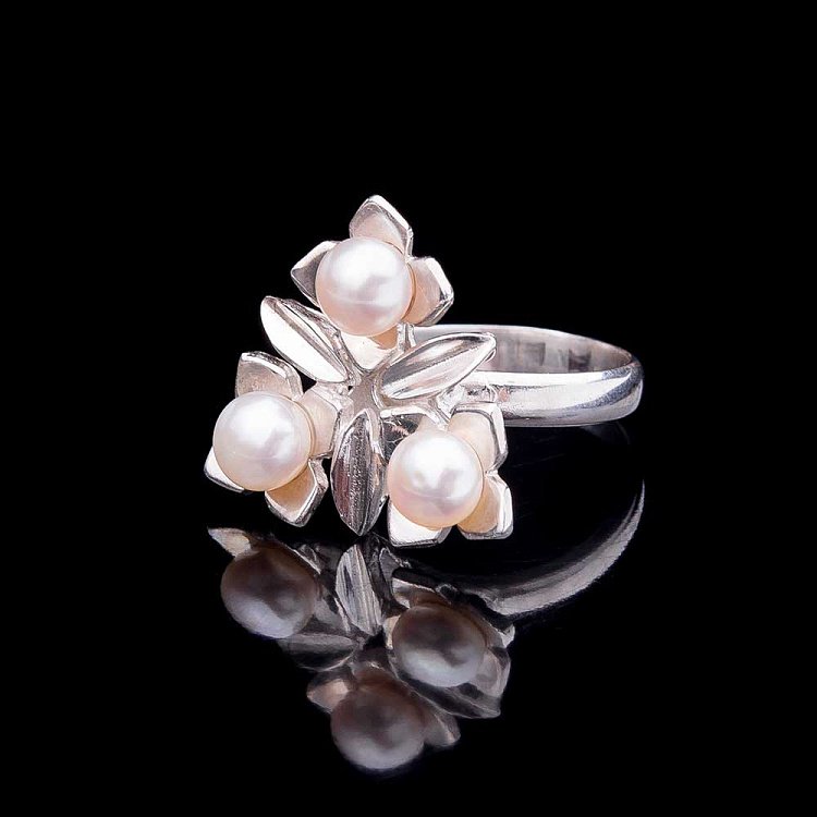 Срібний перстень "Квіточки" з перлами 11795 Срібний перстень "Квіточки" з перлами 11795 від ювелірного магазину Онікс