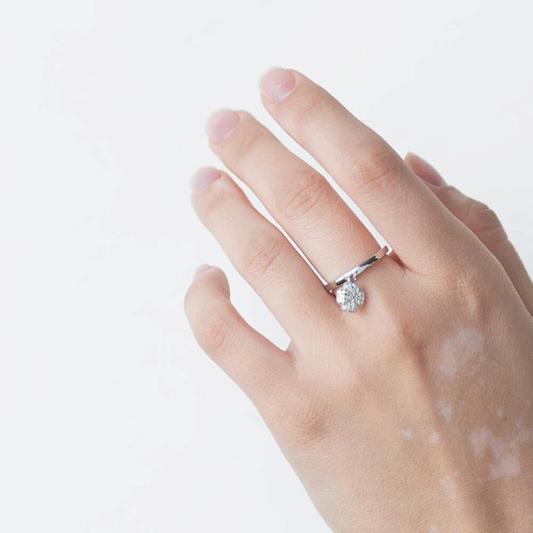 Серебрянное кольцо "Клевер" 111994 от ювелирного магазина Оникс - 1