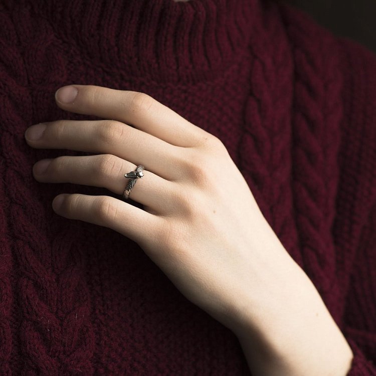 Серебряное кольцо "Птица на веточке" с чернением 112129 от ювелирного магазина Оникс - 5