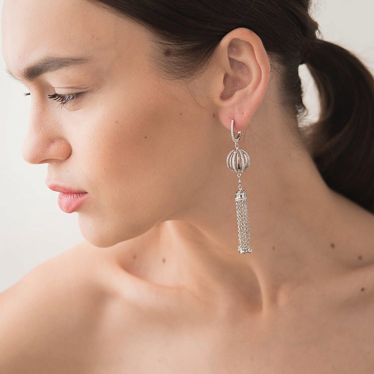 Серебряные серьги с фианитами 121746 Серебряные серьги с фианитами 121746 от ювелирного магазина Оникс