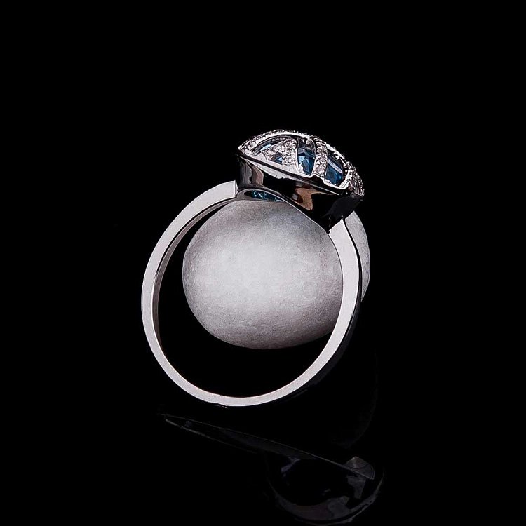 Золотое кольцо с голубым топазом и бриллиантами C01099R от ювелирного магазина Оникс - 1