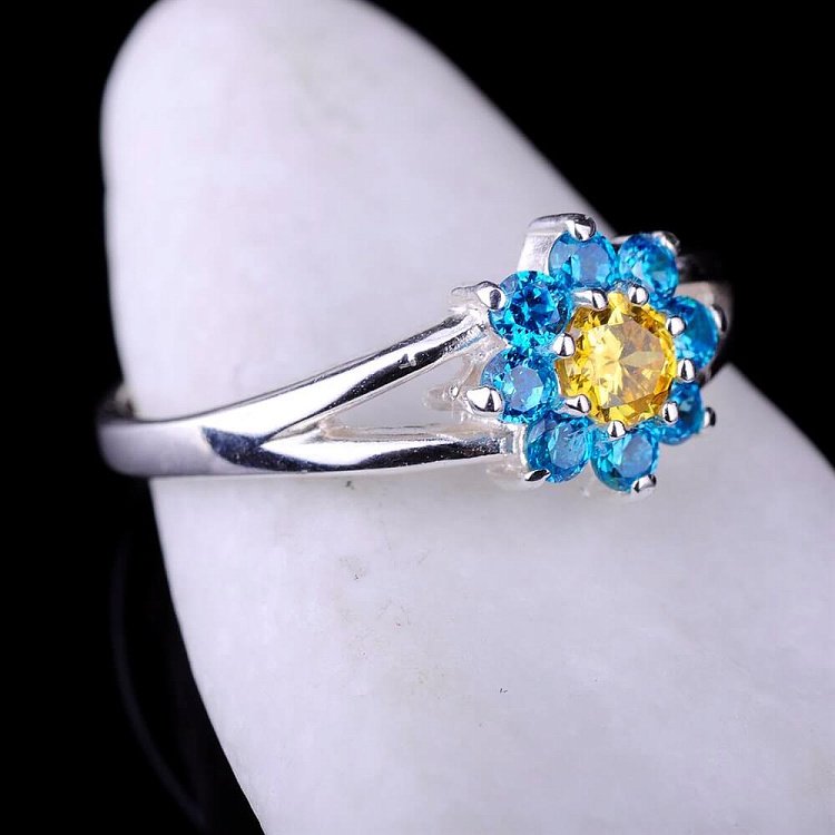 Срібний перстень з фіанітами 111579 від ювелірного магазину Онікс - 2