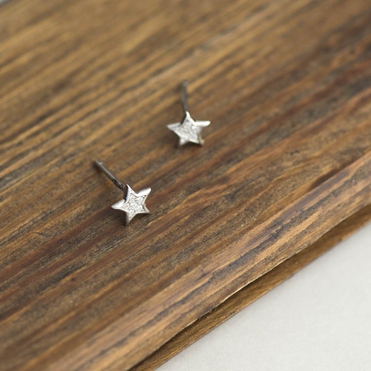 Срібні дитячі сережки-гвоздики "Зірочки" з фіанітами 122354 від ювелірного магазину Онікс - 3