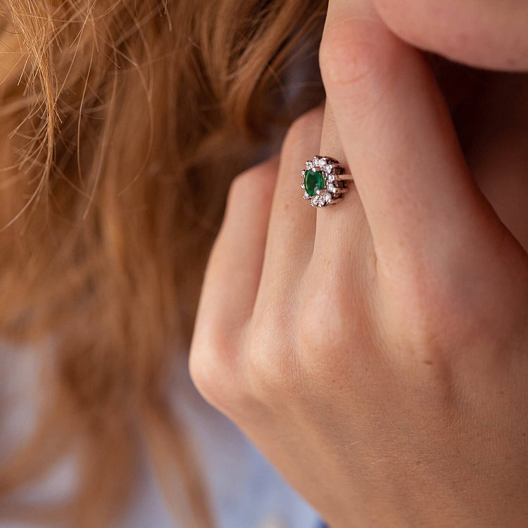 Золотое кольцо с изумрудом и бриллиантами к287 - 3 Золотое кольцо с изумрудом и бриллиантами к287 от ювелирного магазина Оникс - 3