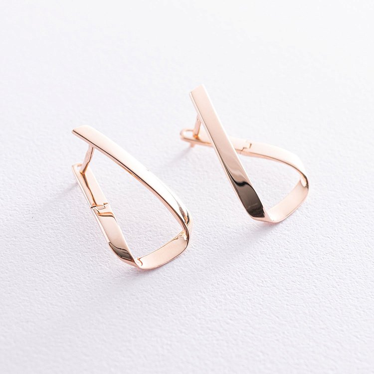 Золотые серьги на английской застежке с07028 от ювелирного магазина Оникс