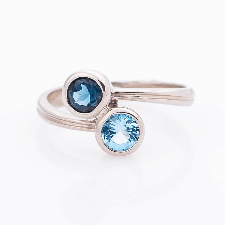 Золотое кольцо с топазами 02-1323.0.2224 от ювелирного магазина Оникс