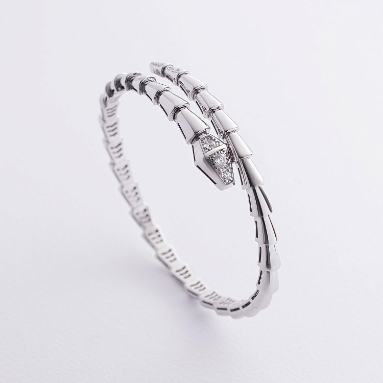 Жесткий браслет "Змея" в белом золоте (фианиты) б05433 от ювелирного магазина Оникс