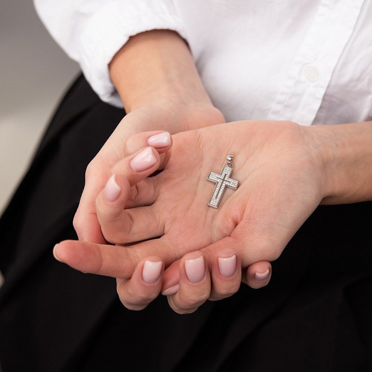 Серебряный крестик с фианитами 131598 от ювелирного магазина Оникс - 1