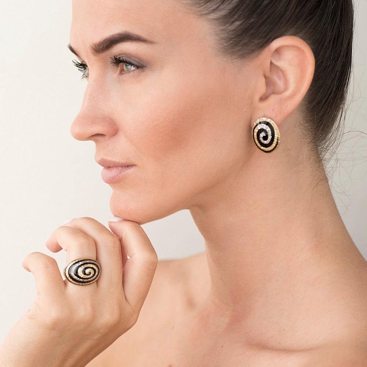 Золота каблучка з емаллю к02702 від ювелірного магазину Онікс - 3