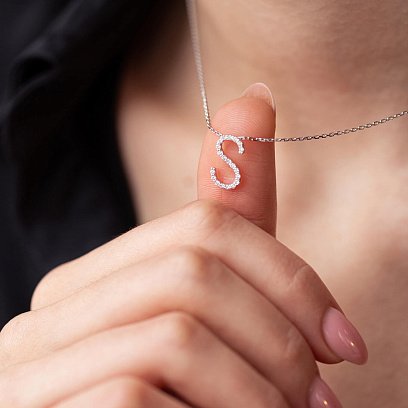 Золоте кольє з літерою "S" з діамантами 133601121 №6