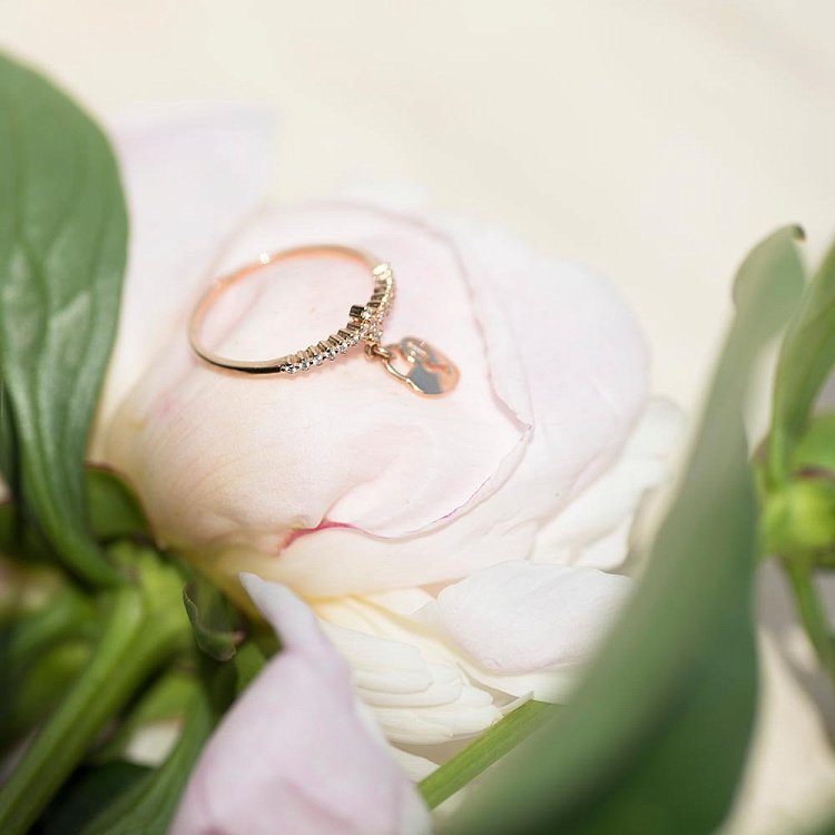 Золота каблучка "Серце" (фіаніти) к04844 від ювелірного магазину Онікс - 2