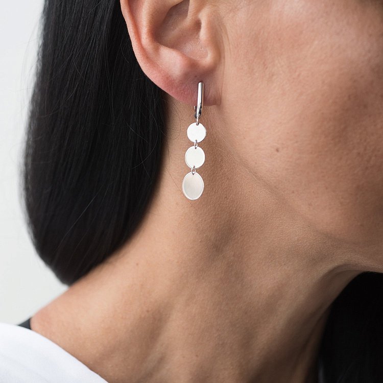 Висячі срібні сережки 122480 від ювелірного магазину Онікс - 3