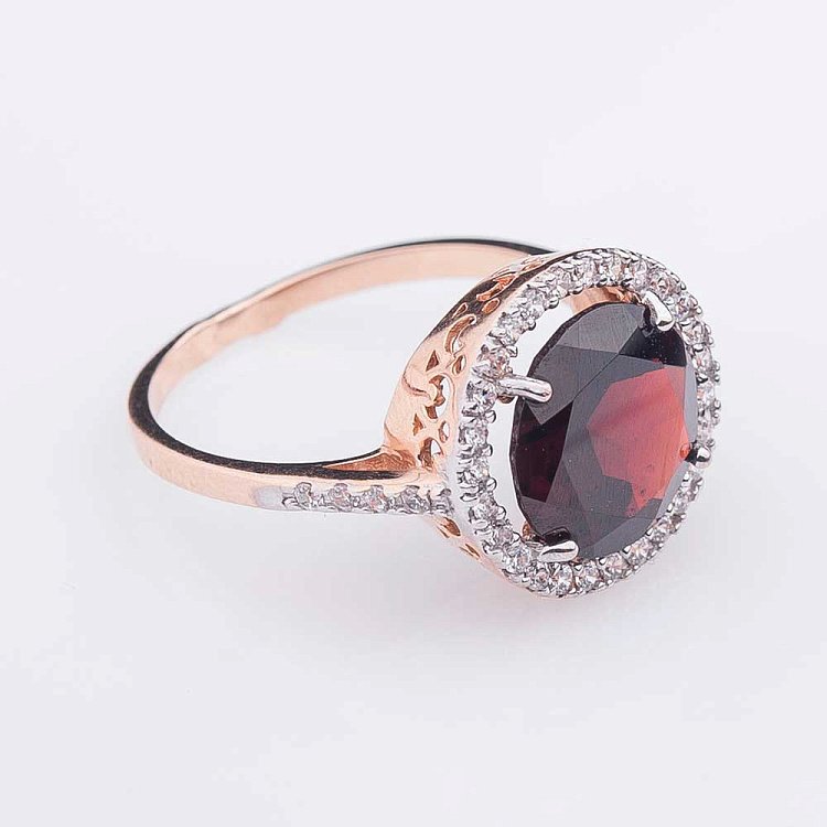 Золотое кольцо с пиропом (гранатом) и фианитами к02023 от ювелирного магазина Оникс - 2