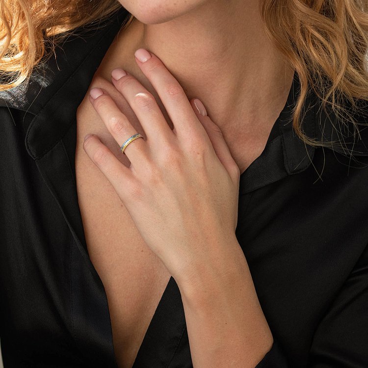 Золота каблучка "Прапор України" з блакитними та жовтими діамантами 232321121 від ювелірного магазину Онікс - 1