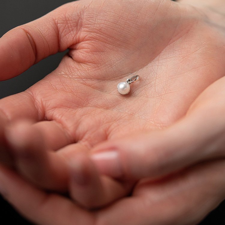 Кулон з перлиною в білому золоті п03779 від ювелірного магазину Онікс - 1