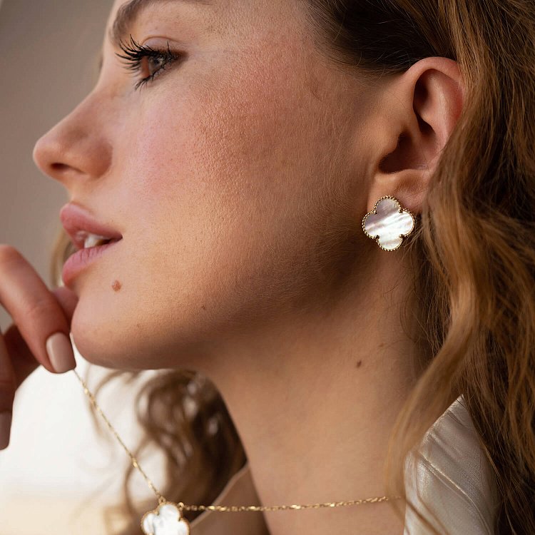 Сережки "Конюшина" в жовтому золоті (перламутр) с08295 від ювелірного магазину Онікс - 5