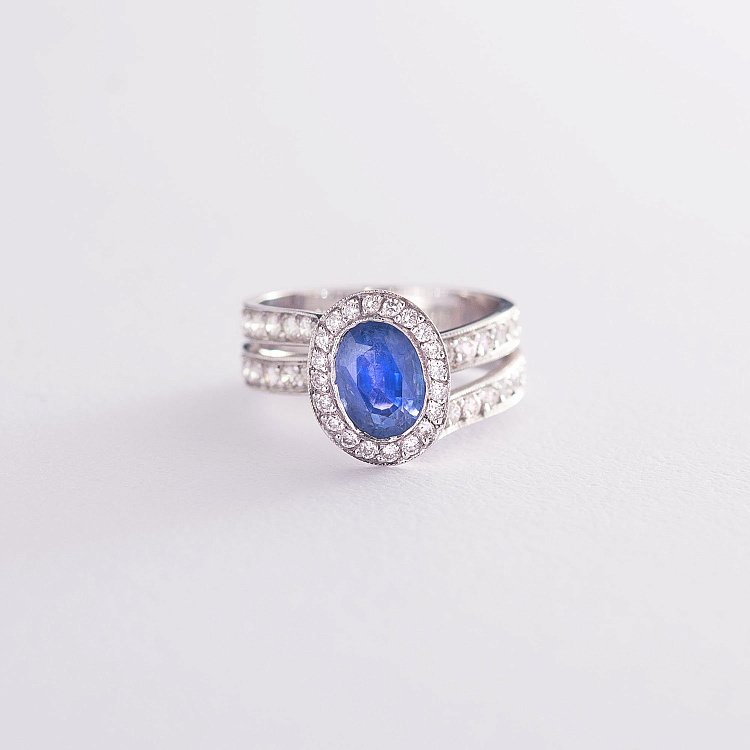 Золотое кольцо с синим сапфиром и бриллиантами км0152 от ювелирного магазина Оникс