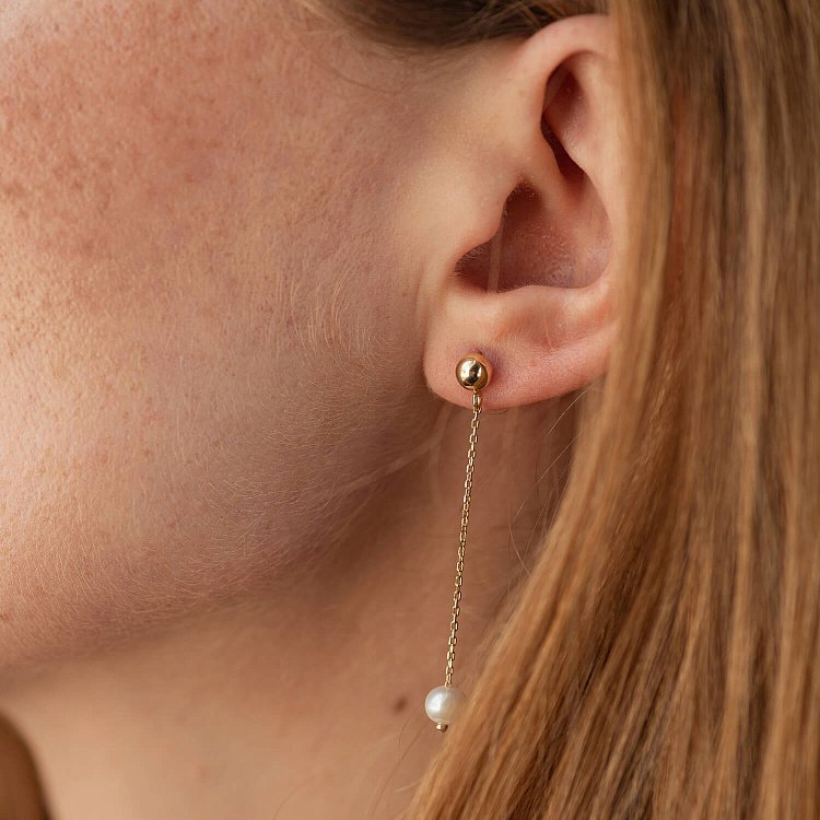 Серьги - пусеты "Жемчужина на цепочке" в желтом золоте с08360 от ювелирного магазина Оникс - 1