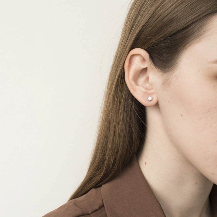 Золотые серьги-пусеты с фианитами с05852 от ювелирного магазина Оникс - 3