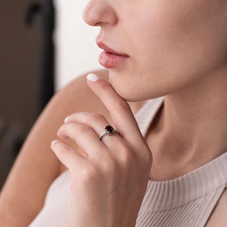 Серебряное кольцо с пиропом и фианитами 1339/1р-GARN - 1 Серебряное кольцо с пиропом и фианитами 1339/1р-GARN от ювелирного магазина Оникс - 1