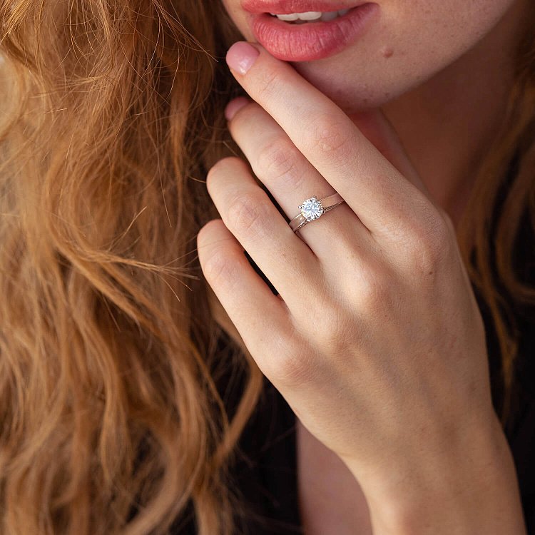 Помолвочное кольцо в белом золоте с бриллиантами кб0189nl от ювелирного магазина Оникс - 1