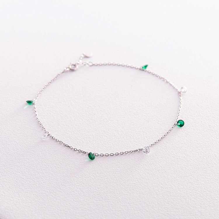 Браслет в серебре на ногу (зеленые и белые фианиты) 141625 от ювелирного магазина Оникс