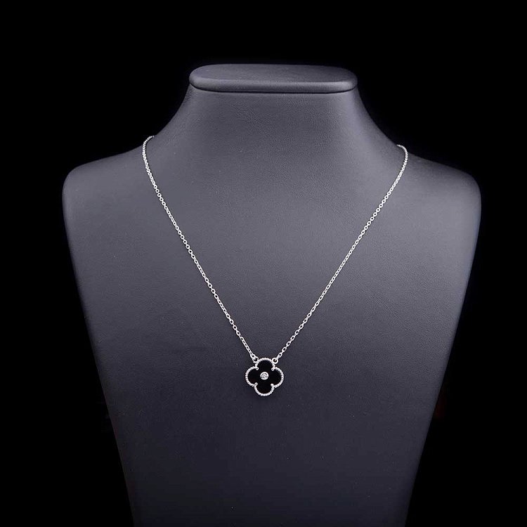 Срібне кольє "Конюшина" з фіанітом і оніксом 18348 від ювелірного магазину Онікс - 1