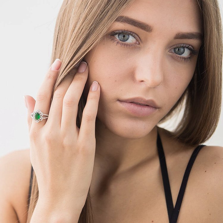 Кольцо с синтетической шпинелью зеленого цвета к08 от ювелирного магазина Оникс - 3