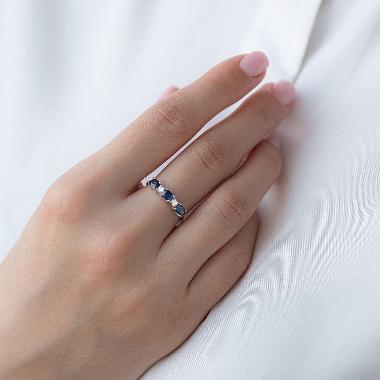 Золотое кольцо с синими сапфирами и бриллиантами JR7930 от ювелирного магазина Оникс - 1