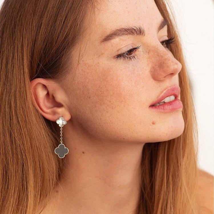 Срібні сережки "Конюшина" (перламутр, онікс) 123380 від ювелірного магазину Онікс - 2