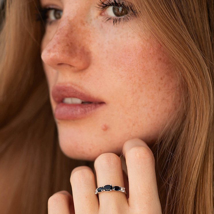 Серебряное кольцо с синт. сапфирами и фианитами 1722/1р-NSPH от ювелирного магазина Оникс - 3