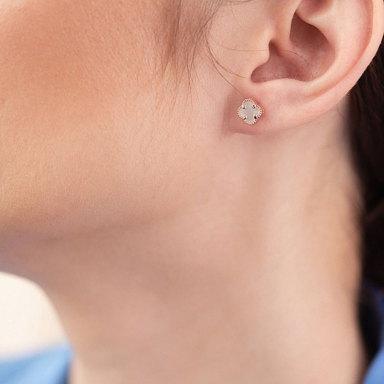 Cерьги - пусеты "Клевер" с перламутром mini (красное золото) с08403 от ювелирного магазина Оникс - 3