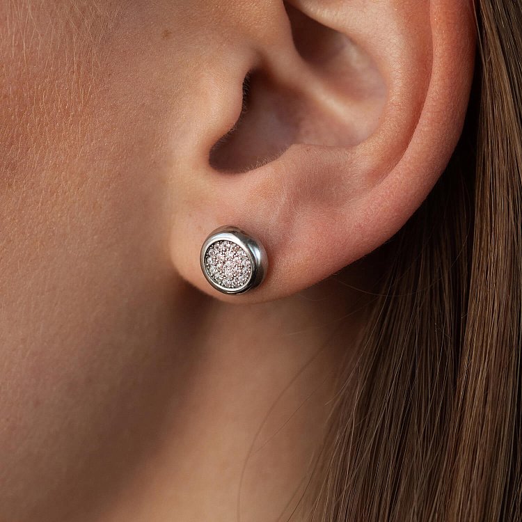 Серебряные серьги - пусеты с фианитами 1001 от ювелирного магазина Оникс - 1