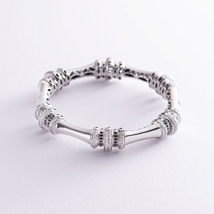 Жорсткий браслет в білому золоті з фіанітами б04475 від ювелірного магазину Онікс