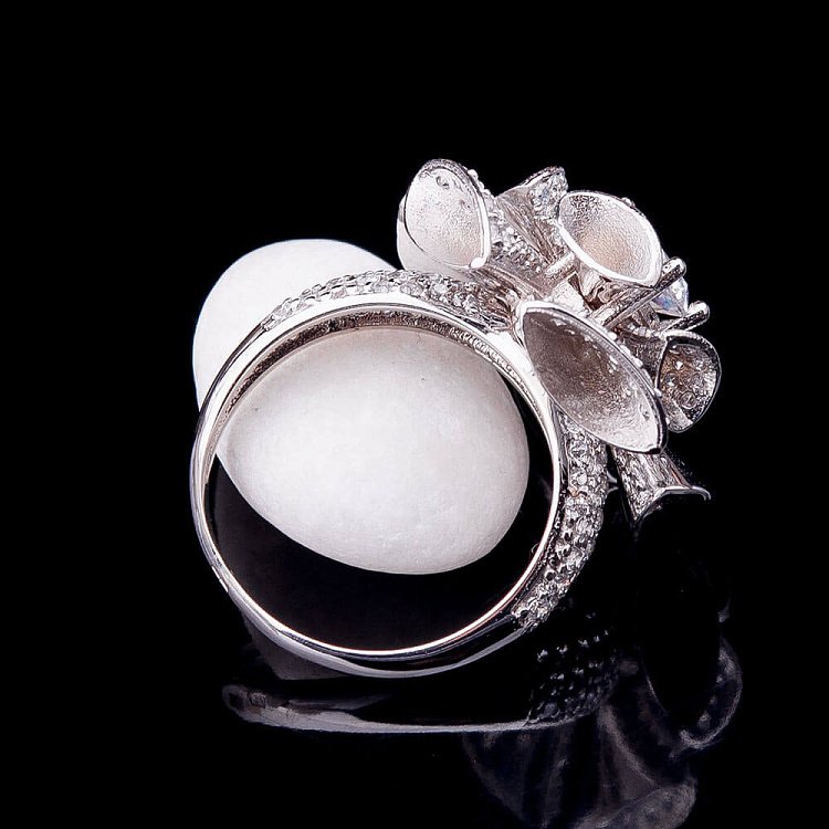 Золотое кольцо "Цветочек" с фианитами к04218 от ювелирного магазина Оникс - 1