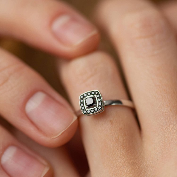 Золотое кольцо с черными бриллиантами 230011121 от ювелирного магазина Оникс - 1