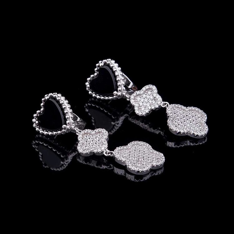 Серебряные серьги "Сердце и клевер" с ониксом и фианитами 121732 от ювелирного магазина Оникс - 1