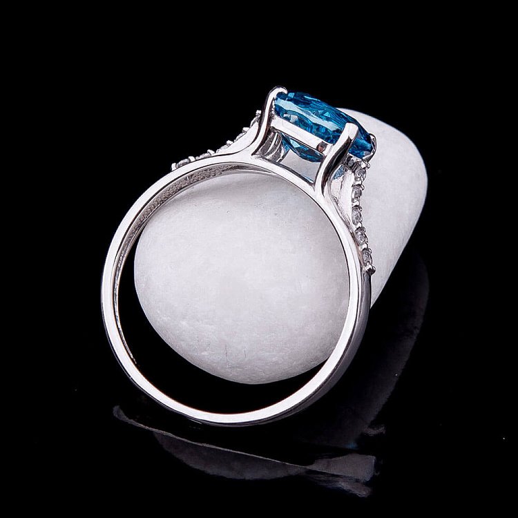 Золотое кольцо с голубым топазом и фианитами 14034074 - 1 Золотое кольцо с голубым топазом и фианитами 14034074 от ювелирного магазина Оникс - 1