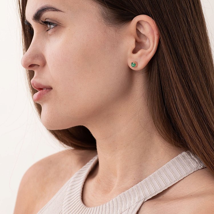 Золотые серьги - пусеты "Фиби" с изумрудами 23179 от ювелирного магазина Оникс - 2