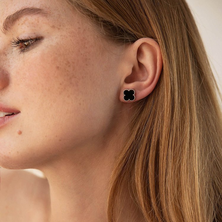 Срібні сережки - пусети "Конюшина" (синт. онікс) OR128220 від ювелірного магазину Онікс - 1